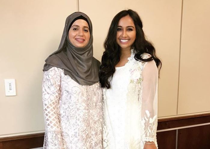 Sara Iftikhar (izq) junto con su madre, en una foto publicada en Instagram