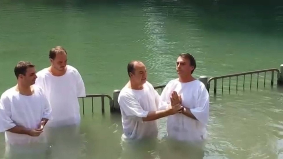 En mayo de 2016, Bolsonaro fue a Israel para bautizarse como "el mesías" de los evangélicos brasileños