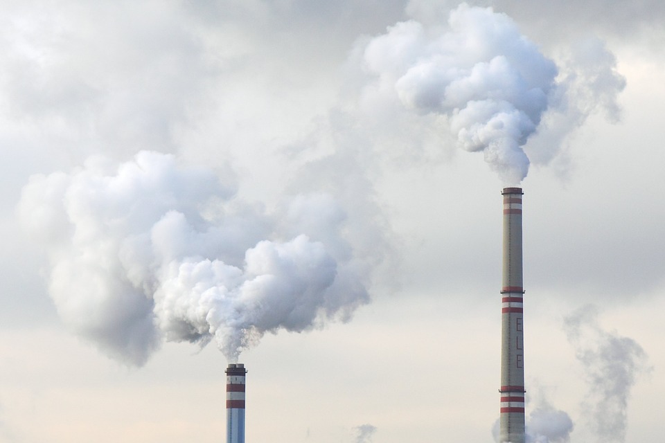 Chimeneas de una planta eléctrica de carbón. Foto: Pixabay
