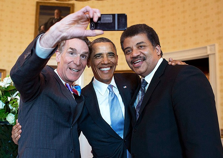 De izquierda a derecha, el divulgador científico Bill Nye, el ex presidente de EE.UU. Barack Obama y el astrofísico Neil deGrasse Tyson. Foto: Wikimedia Commons 