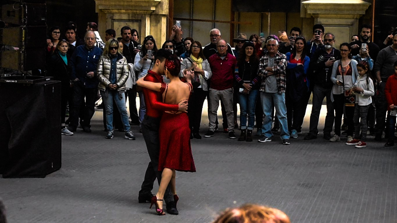 Una pareja baila tango en la Estación. Decenas de personas estallaron en un aplauso cuando terminó "La Cumparsita". Foto: Carlos Loría - LARED21