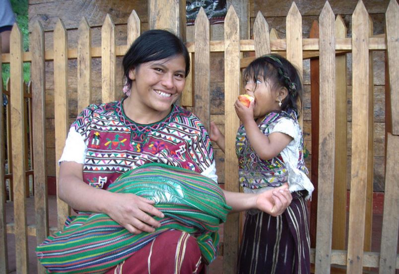 Una mujer del pueblo Ixil, de Guatemala, junto a su hija. Foto cortesía de Fundación Educo / Flickr