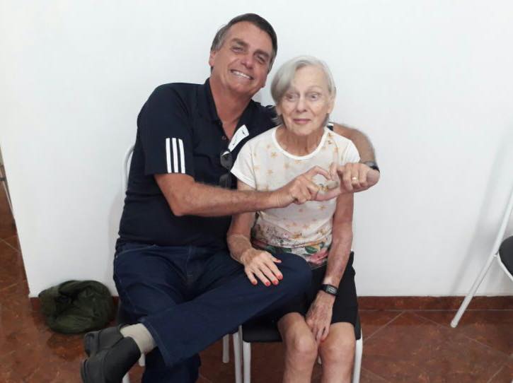 Jair Bolsonaro posa junto con su madre, Olinda, de 91 años. Foto: Facebook / Jair Messias Bolsonaro