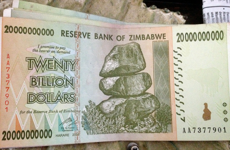 Un billete de 20.000 millones de dólares zimbabuenses, moneda que ya no está en curso en el país africano. Foto: Flickr / Darryl Mitchell