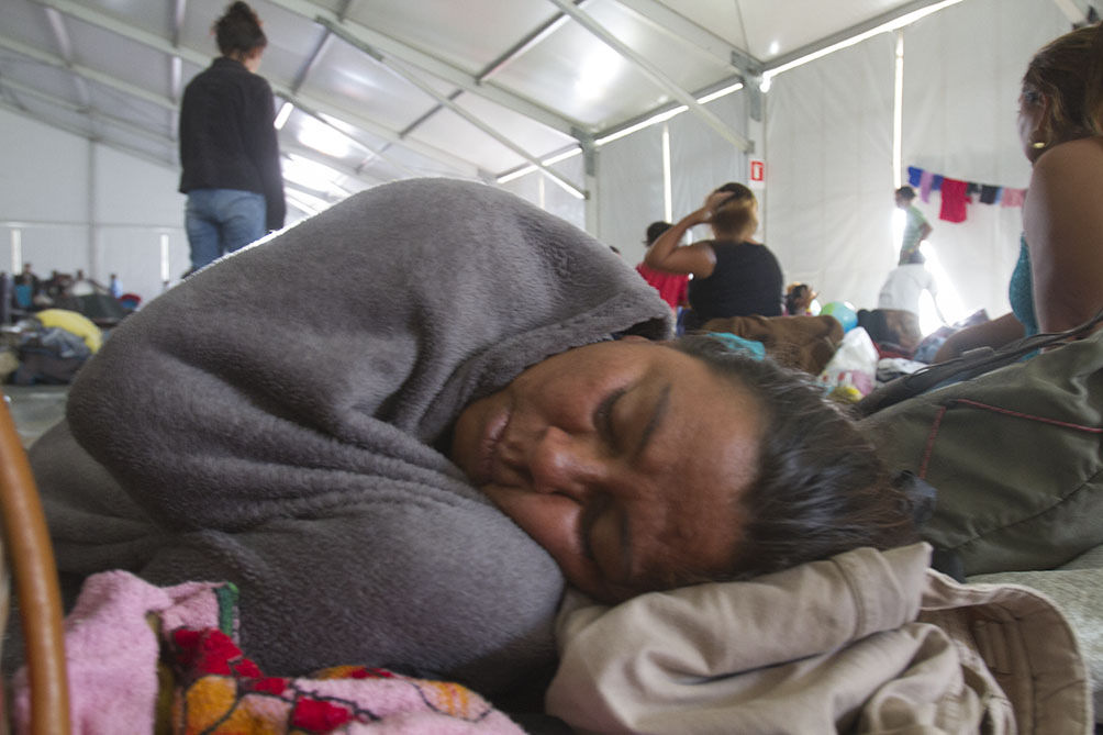 Una mujer hondureña de la caravana migrante descansa en México. Foto cortesía de BoldAgencia Digital / Flickr