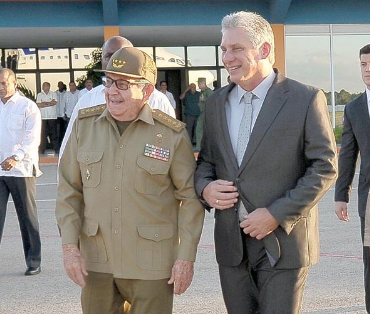 El presidente Díaz-Canel junto a su antecesor, Raúl Castro. Foto cortesía de granma.cu