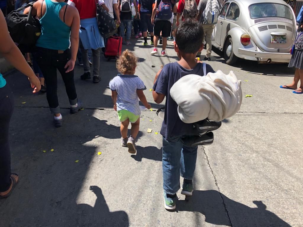 Cientos de niños viajan con sus padres en la caravana migrante que camina hacia Estados Unidos. Foto: UNICEF México