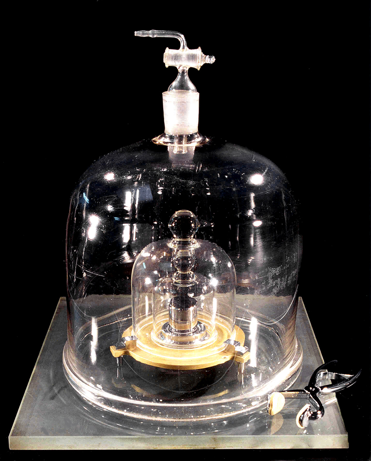 Bajo estas campanas de vidrio yace "el kilogramo original", el primero de todos. 