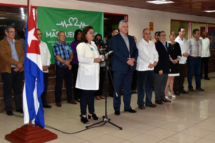 Díaz-Canel recibió en persona a los médicos cubanos. Foto cortesía de granma.cu