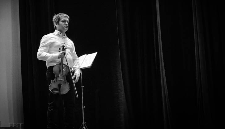 Director de la Orquesta Sinfónica del SODRE (OSSODRE), maestro Diego Naser. Foto: LARED21. 