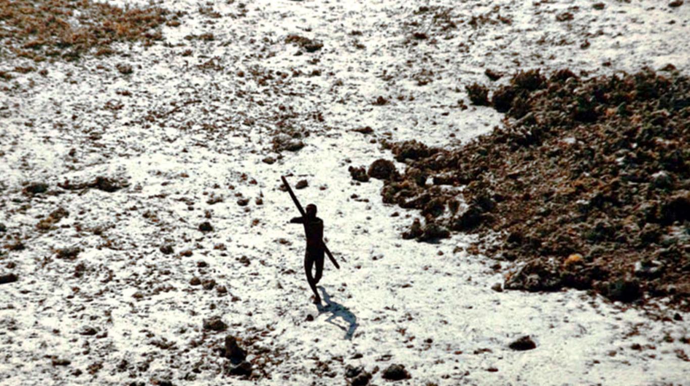 Un indígena sentinel dispara una flecha a un helicóptero de la guardia costera india