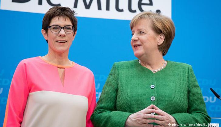 Annegret Kramp-Karrenbauer junto a Angela Merkel. 