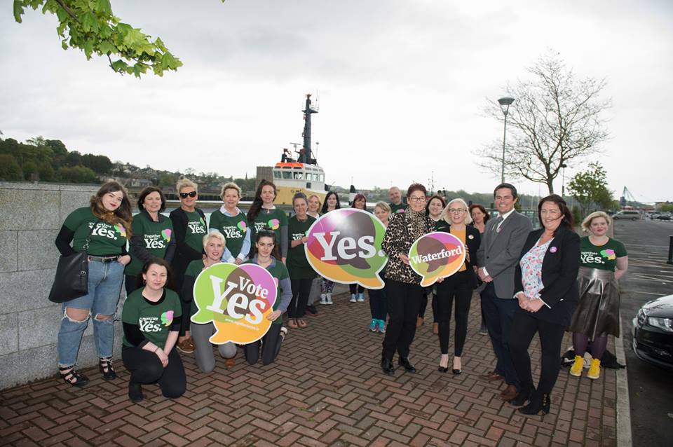 Mujeres de la organización Together for Yes, que promovieron el derecho al aborto en Irlanda. 