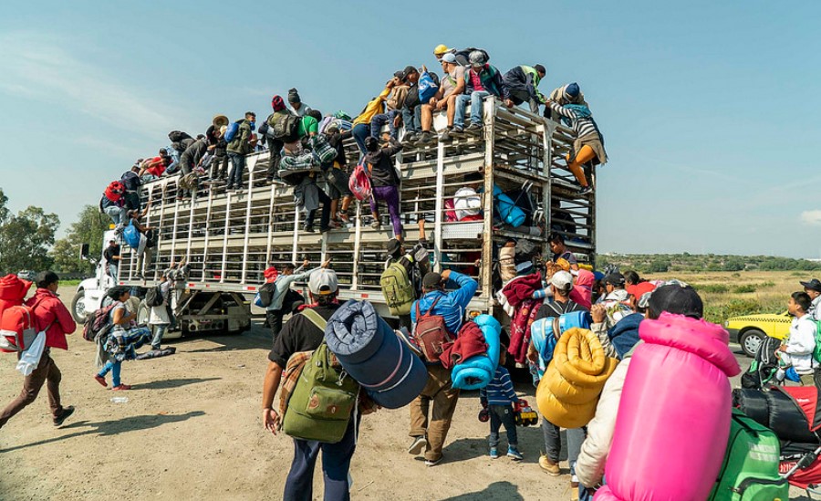Decenas de migrantes en Querétaro, México, suben a un camión para acercarse a la frontera con Estados Unidos. Foto cortesía de Jair Cabrera Torres / Flickr