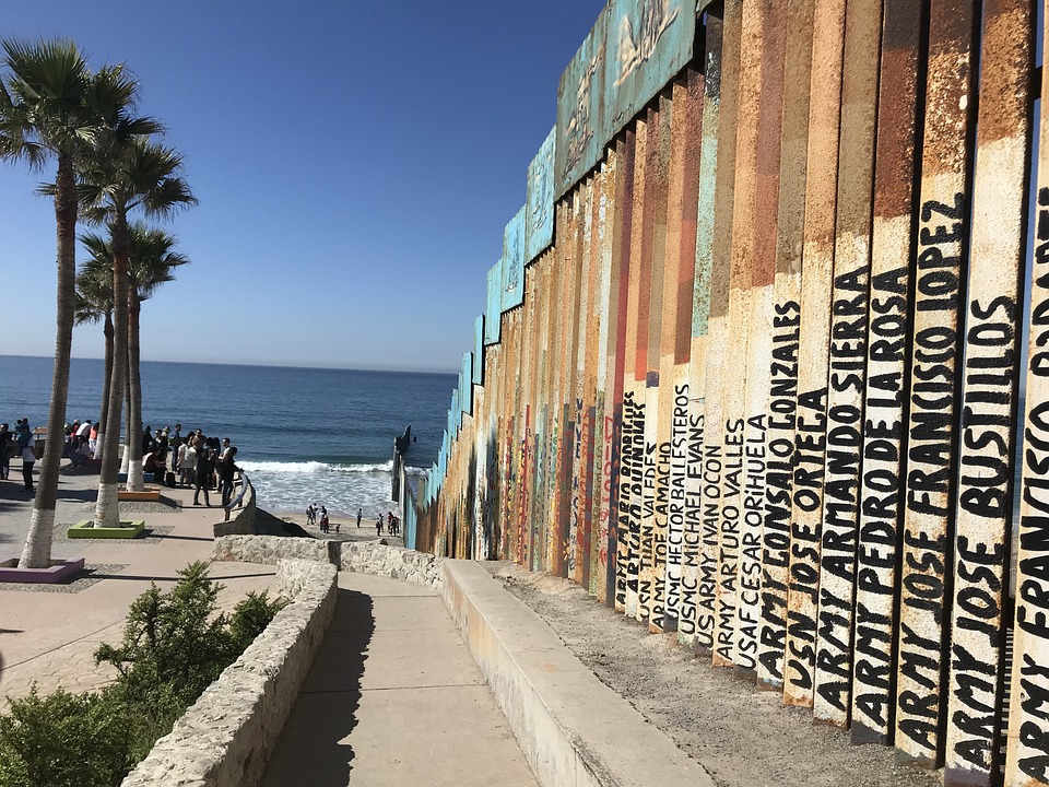 Parte del muro fronterizo existente hace años a la altura de Tijuana, México. En él están escritos los nombres de migrantes que han muerto intentando llegar al "sueño americano. Foto: Pixabay