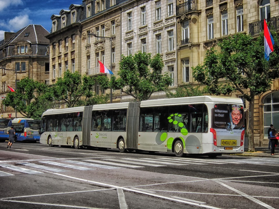 Un autobús articulado circula por el centro de Luxemburgo. Foto: Pixabay
