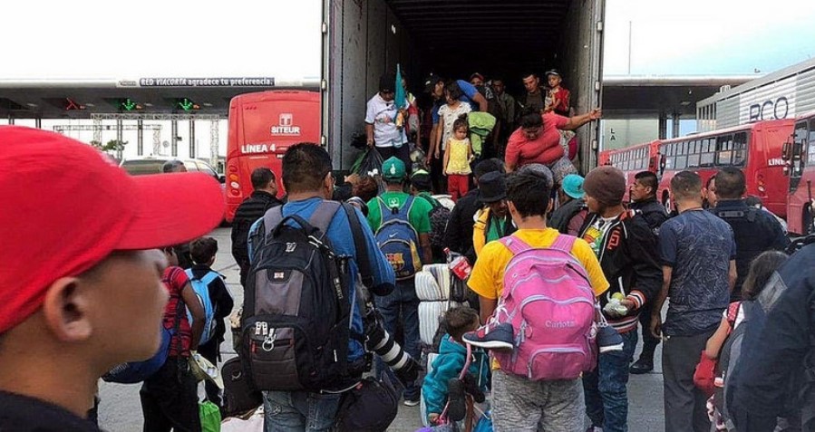 Personas de la Caravana Migrante suben a un camión para encaminarse hacia Estados Unidos. Foto cortesía de Flickr / Huni Gaming
