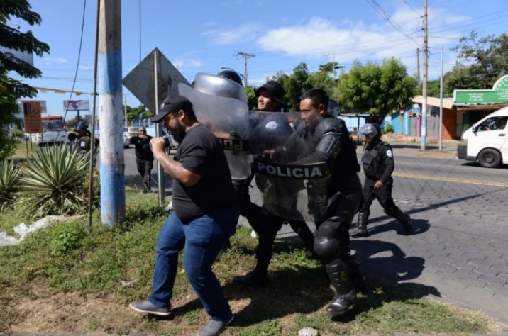 Policías antimotines nicaragüenses agreden a periodista Néstor Arce, del medio local El Confidencial. Foto cortesía de La Prensa de Nicaragua