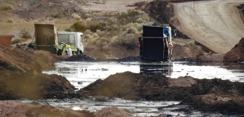 Residuos del fracking de la cuenca de esquisto Vaca Muerta en Argentina, que se tiran a un pozo al aire libre. Foto: Greenpeace
