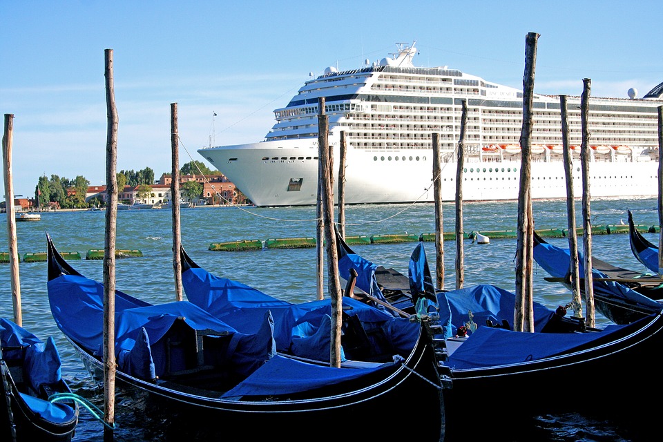 Los cruceros causan inundaciones en la ciudad, y sus turistas no dejan muchas ganancias a los comercios locales. Foto: Pixabay