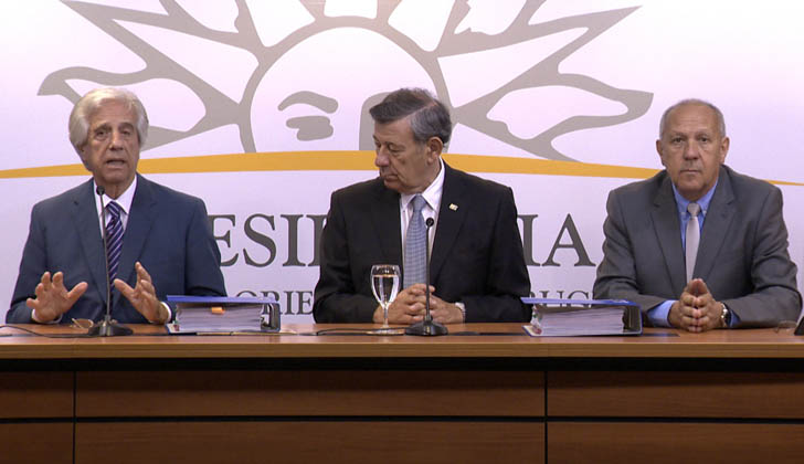 Conferencia de prensa. Presidente de la República, Tabaré Vázquez; canciller, Rodolfo Nin Novoa; y secretario de Presidencia, Miguel Ángel Toma.