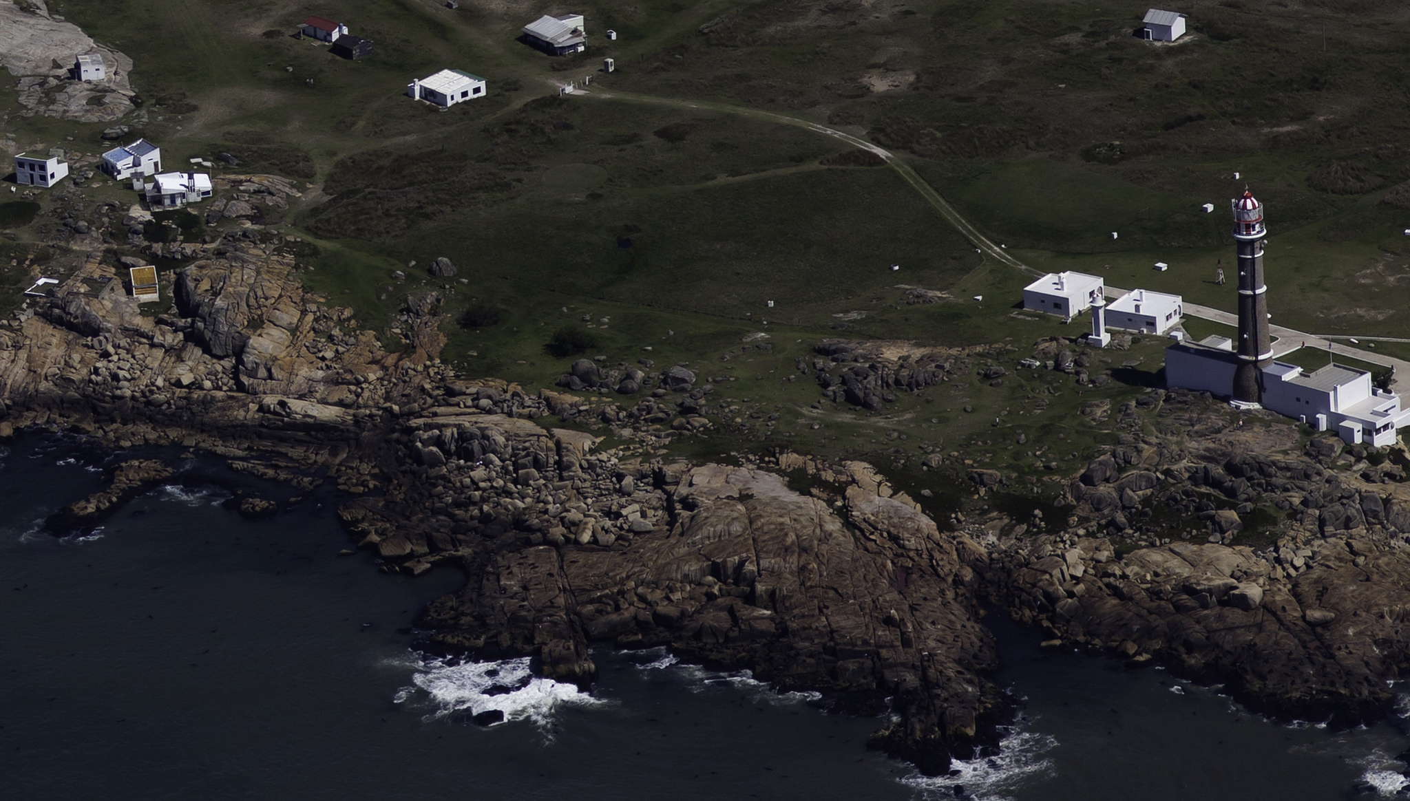 Vista aérea del faro de Cabo Polonio y algunas casas del área rocosa de la costa. Foto: Jimmy Baikovicius / Flickr