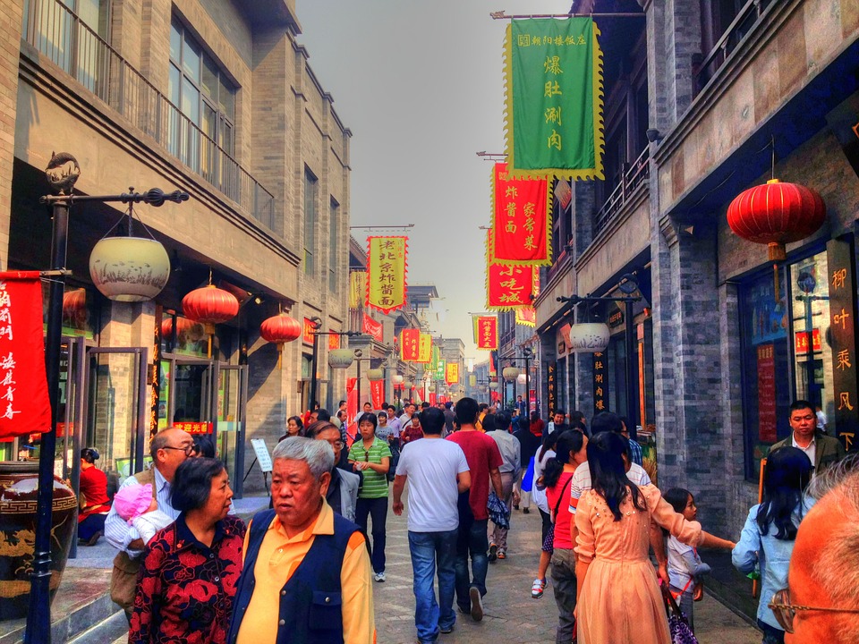 Cientos de personas caminan por una popular calle comercial de Beijing, capital de China. Foto: Pixabay