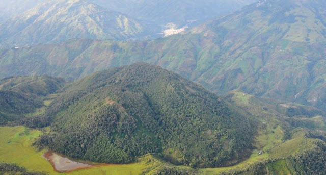 Cajamarca está incrustada en medio de la selva tropical colombiana y podría ser destruida por una gran mina a cielo abierto. Foto cortesía de inhabitat.com
