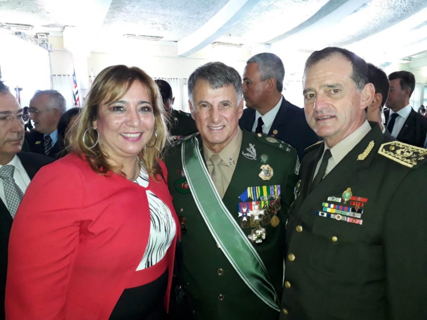 De izquierda a derecha: Irene Moreira, edila nacionalista y esposa de Manini Ríos; Edson Leal Pujol, nuevo comandante del Ejército brasileño; Guido Manini Ríos, comandante del Ejército uruguayo.