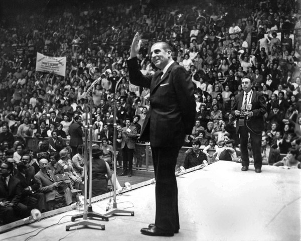 Eduardo Frei Montalva, quien fue presidente de Chile entre 1964 y 1970, en un encuentro con sus partidarios en Santiago