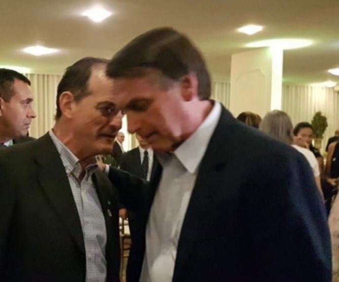 Manini Ríos conversa con Bolsonaro en un evento en Brasil