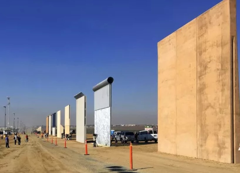 Distintos prototipos del muro fronterizo de Trump. Foto Elliott Spagat/AP