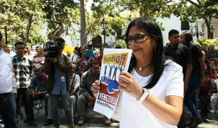  Delcy Rodríguez llama a Guaidó a "reflexión" y a parar la "locura".