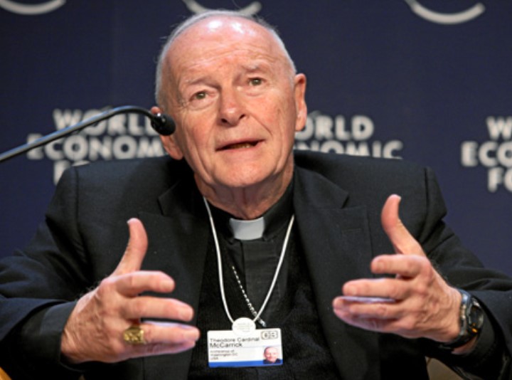 Theodore McCarrick hablando en el Foro Económico Mundial de Davos en 2008. Foto: Wikimedia Commons