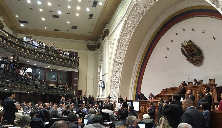 Parlamento venezolano aprueba la "Ley del Estatuto para la Transición" de gobierno.