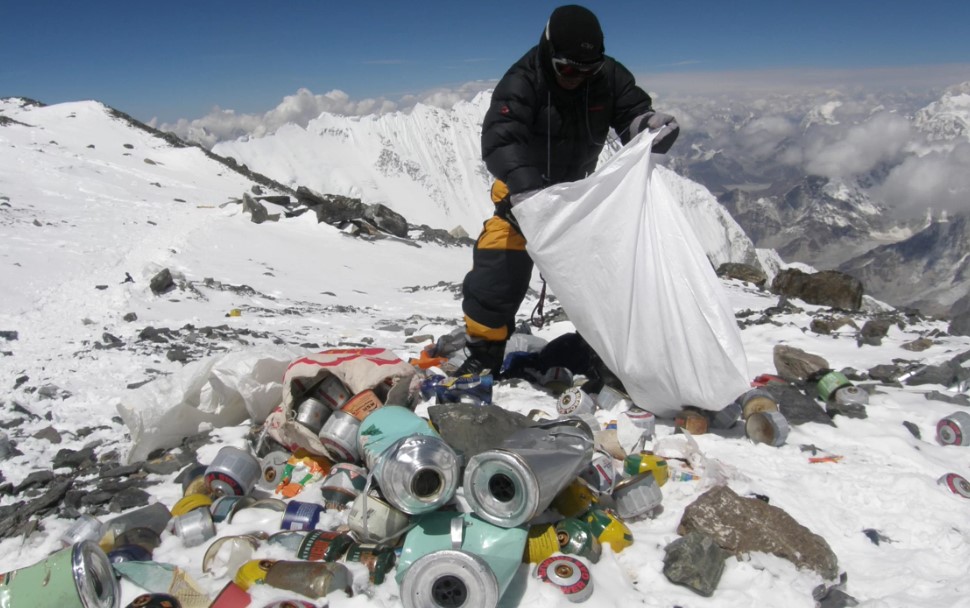 Un sherpa pone basura dentro de una bolsa en el campamento base chino. Foto: Namgyal Sherpa/AFP/Getty
