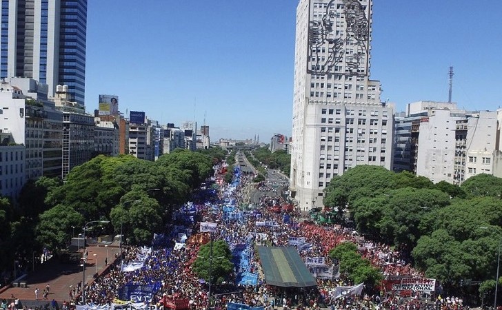"Tierra, Techo, Trabajo": Masiva marcha de los movimientos sociales en Argentina