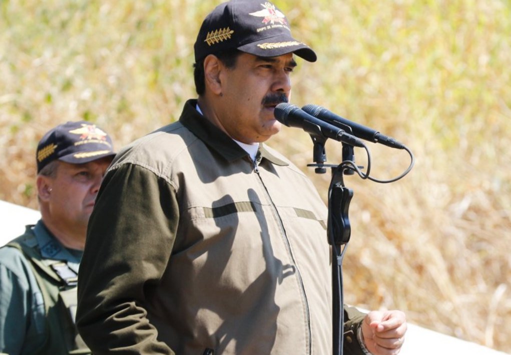 Nicolás Maduro ataviado con un traje militar mientras habla a batallones que realizan ejercicios. Foto: Twitter/NicolásMaduro