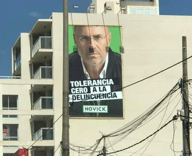 Uno de los carteles de Edgardo Novick colocados en Montevideo