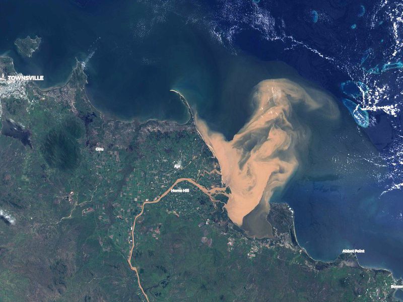 Así se ve la sedimentación arrastrada a la costa de Queensland por las recientes inundaciones. Foto: NASA