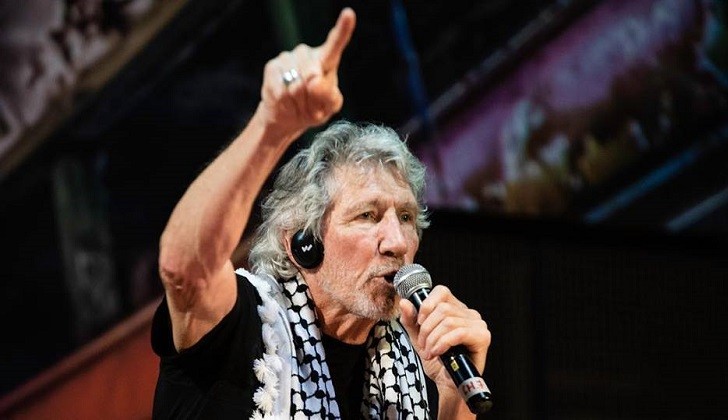 Roger Waters pide garantizar la libertad de Julian Assange.