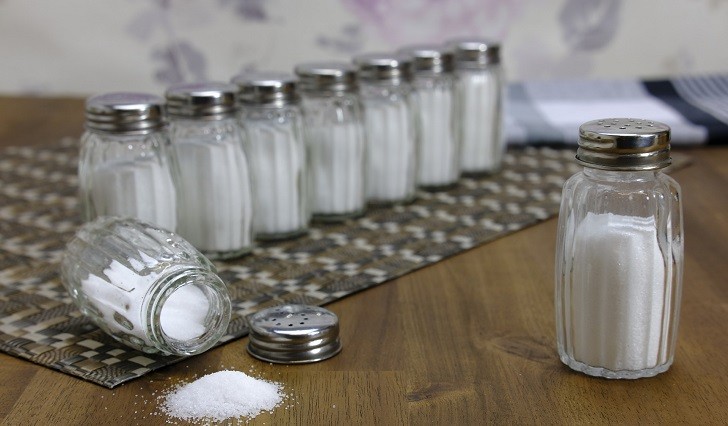 ¿La sal afecta la capacidad del cuerpo para combatir alergias?