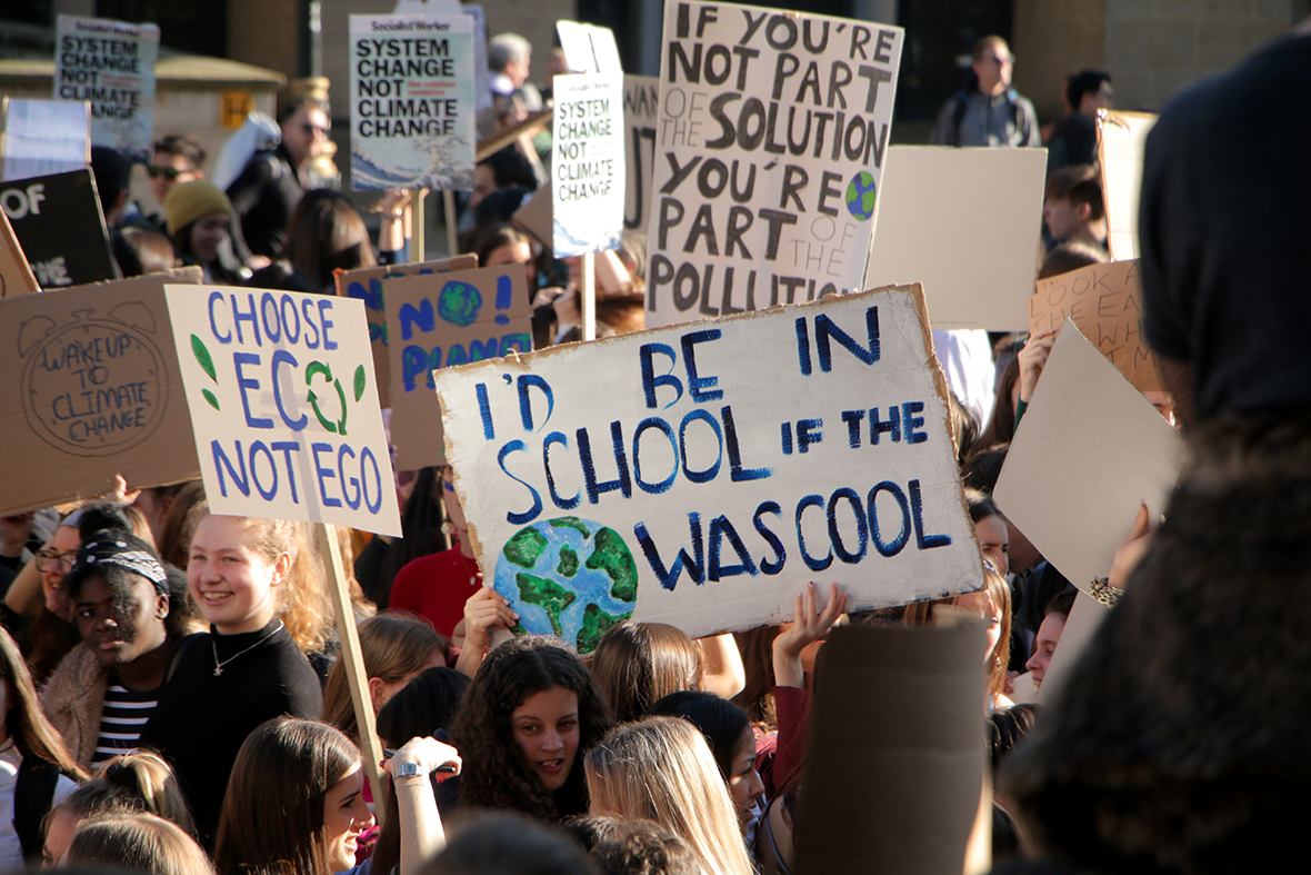 "Yo estaría en la escuela si el planeta estuviera fresco", dice un cartel de la marcha internacional de estudiantes de la semana pasada. Foto: Wikimedia Commons 