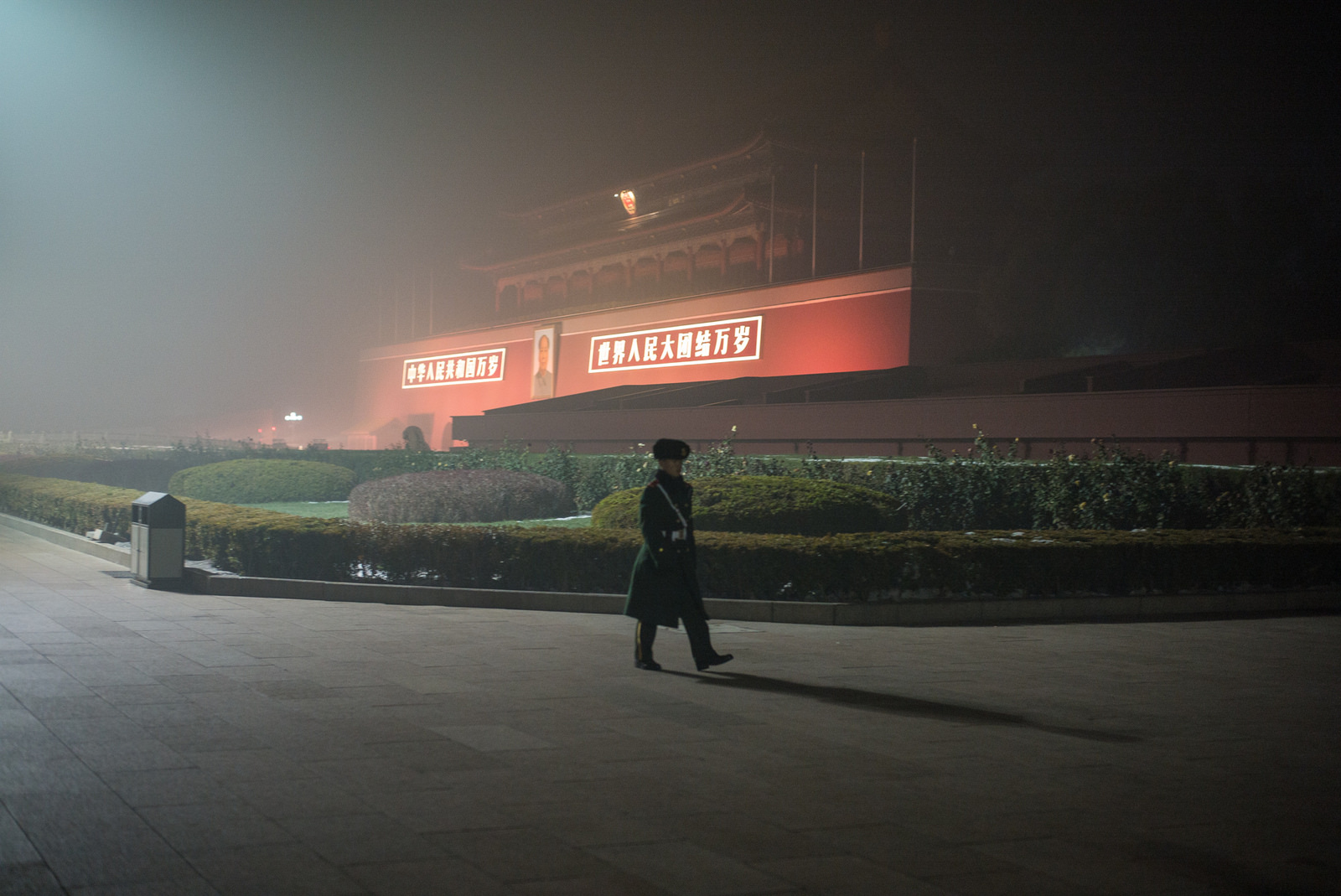 Un efectivo de seguridad camina frente a un palacio estatal en Xichanganjie, Beijing, China, en una noche ensombrecida por el smog. Foto: Flickr / Lei Han