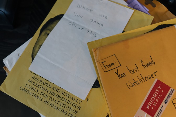 Algunos de los sobres que O'Donnell tiene en su poder y que forman parte de su investigación sobre encubrimiento de abusos sexuales por parte de los Testigos de Jehová. Foto: Lexey Swall / The Atlantic