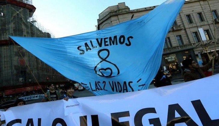 Organizador de la marcha antiaborto en Argentina sugirió que una niña puede tener sexo consentido.