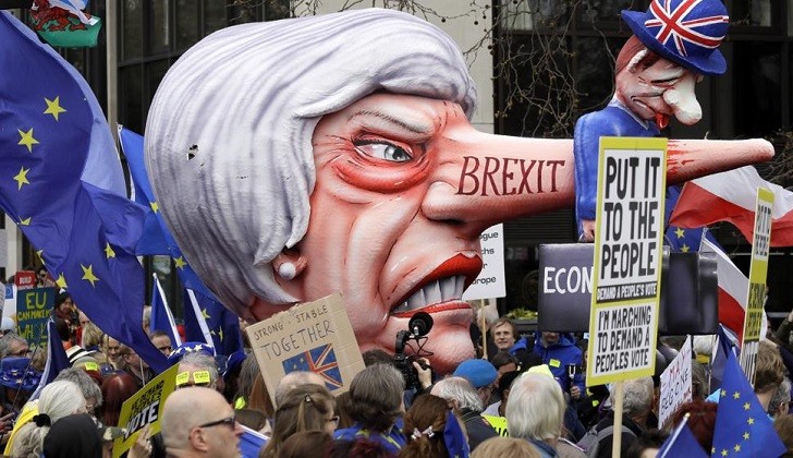 Miles de británicos piden en Londres un segundo referéndum del Brexit.