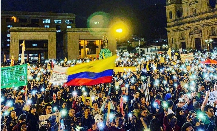 Miles de personas marcharon en Colombia en defensa del Acuerdo de Paz . Foto: Twitter
