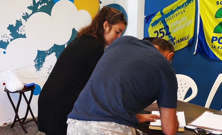 Últimas 24 hs para firmar, últimas 24 hs para defender la Constitución , últimas 24 hs para enfrentar a la ideología de género ! Vení, acércate con credencial y firma HOY DOMINGO todo el día en nuestra sede de Av Italia e H. Yrigoyen ! Es HOYYYY ! Gracias a todos x el esfuerzo ! pic.twitter.com/gAB3ZxVB7k— Carlos Iafigliola (@CIafigliola) 24 de marzo de 2019 .