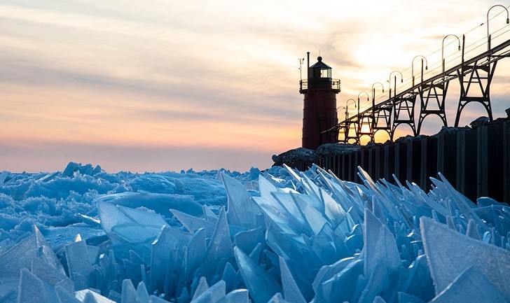 El lago Michigan se "rompe en pedazos" al descongelarse y ofrece imágenes fascinantes .